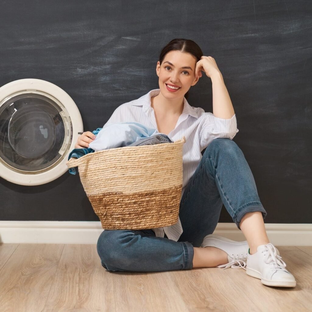 Mujer preparando ropa para lavar